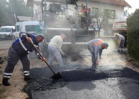 ASFALTIRANJE CESTE BEGUNJE 05 FOTO LJUBO VUKELIČ